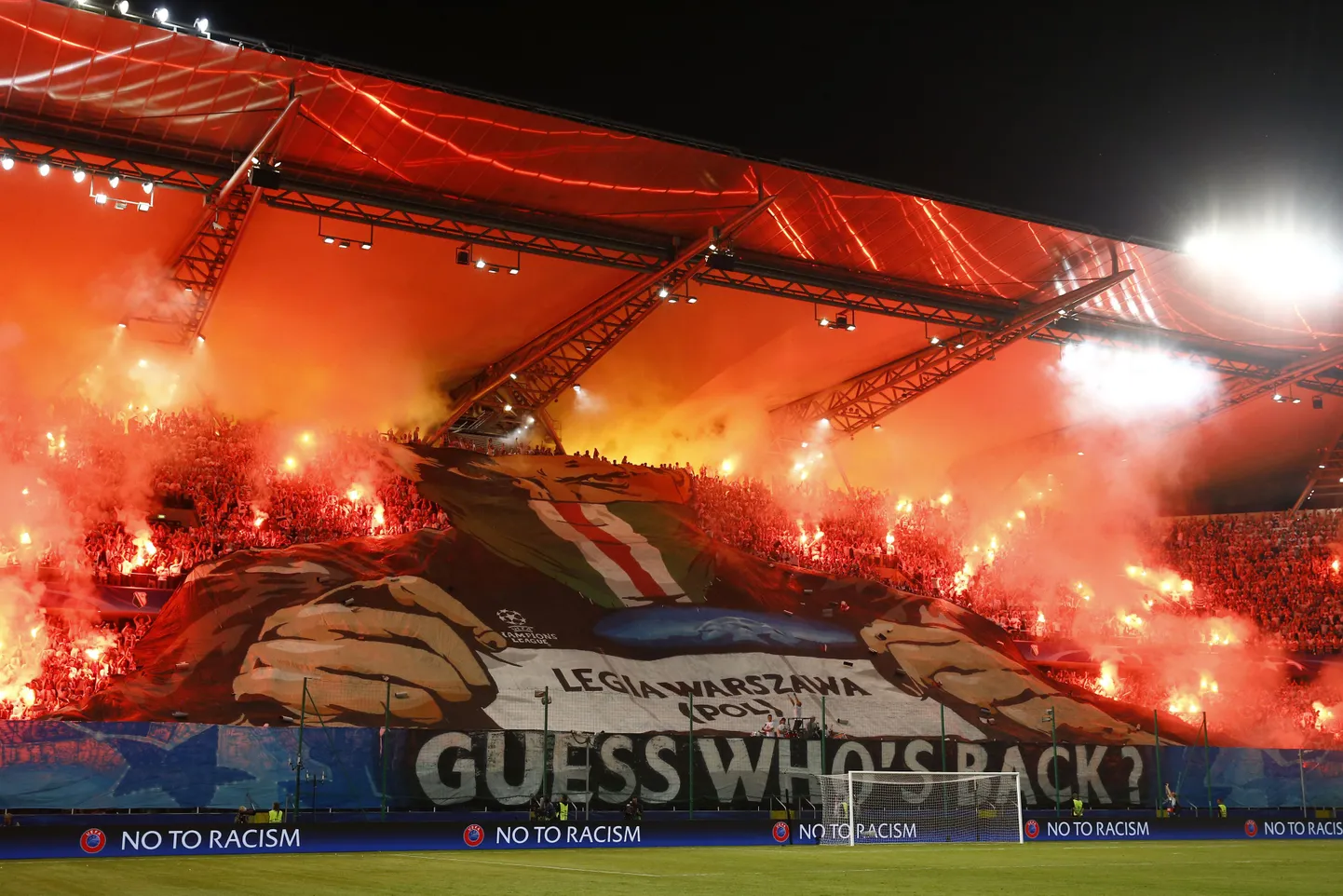 Legia fännide uhke tervitus.