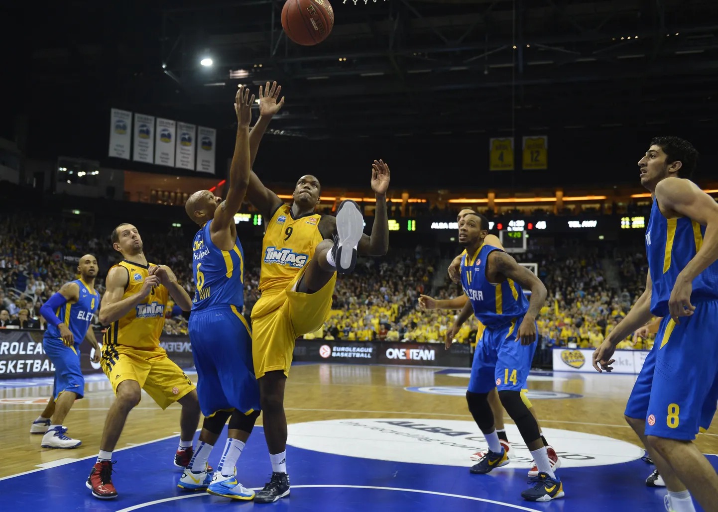 Maccabi mängumees Devin Smith (keskel) on pääsenud viskele.