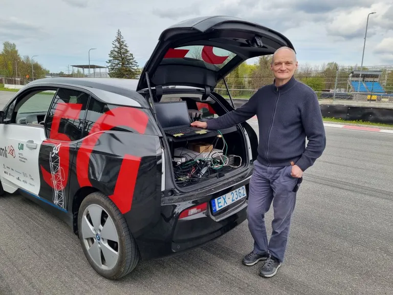 Priit Roosipuu mobiilsete 5G-katseseadmetega