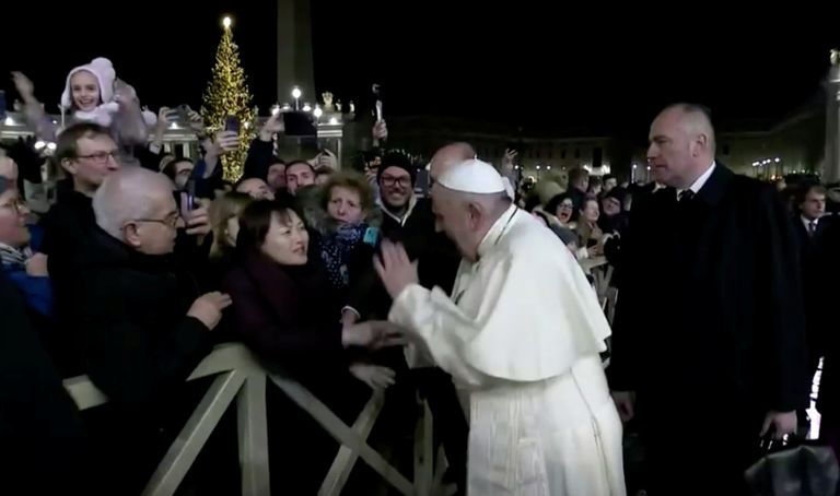 Paavst Franciscus lõi 31. detsembril 2019 Vatikanis Püha Peetruse väljakul ta käe haaranud naisele vastu kätt, et oma käsi vabastada