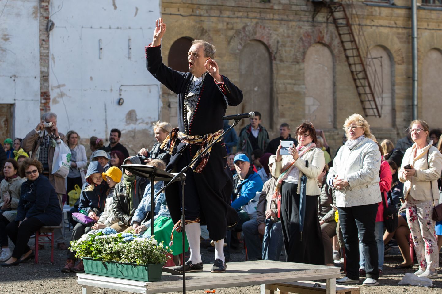 В 2019 году Хирво Сурва, один из самых известных современных эстонских хормейстеров из Ида-Вирумаа, дирижировал на уездном празднике песни в нарвском квартале Кренгольм. В это воскресенье он будет руководить хорами на проходящем в Ийзаку дне песни "Laulutungal".