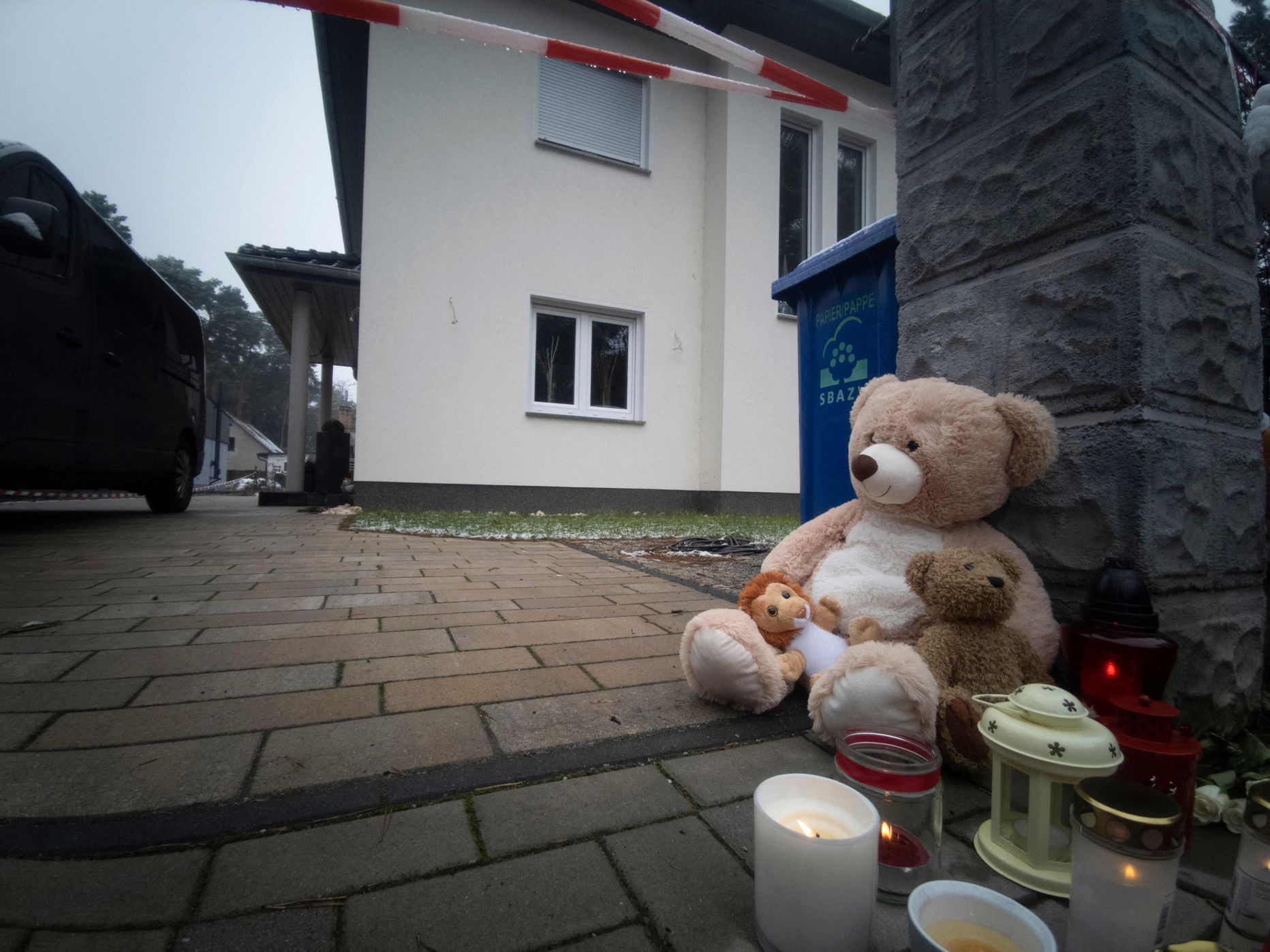Maja Saksamaal Berliini lõunaosas Königs Wusterhausenis, millest politsei leidis viis surnukeha, kaks oli täiskasvanute ja kolm laste omad. Kohalikud mäletavad lapsi, tuues maja juurde mänguasju, lilli ja küünlaid