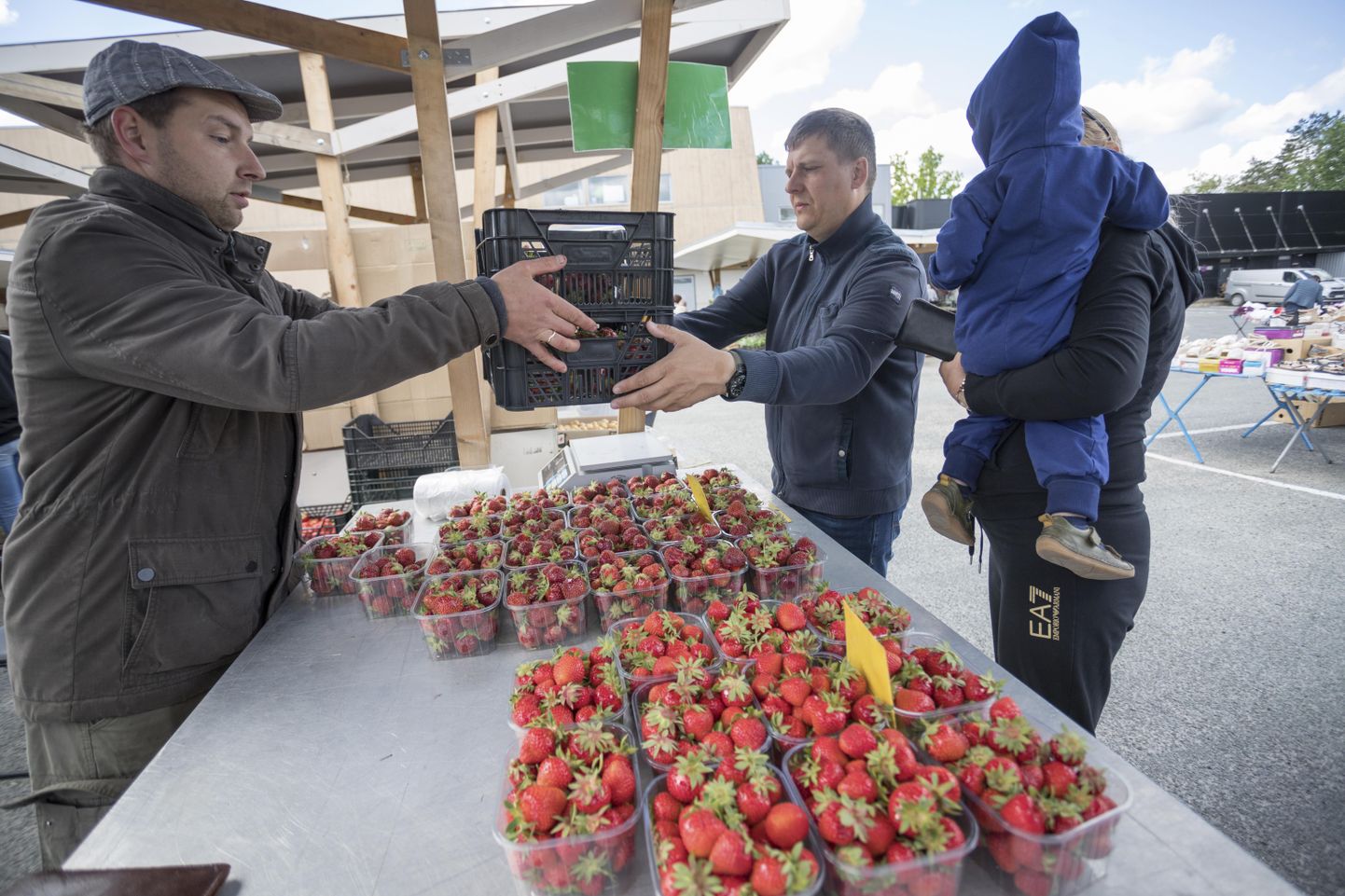 Eile ennelõunal jagus Saaremäe talu maasikatele ostjaid.