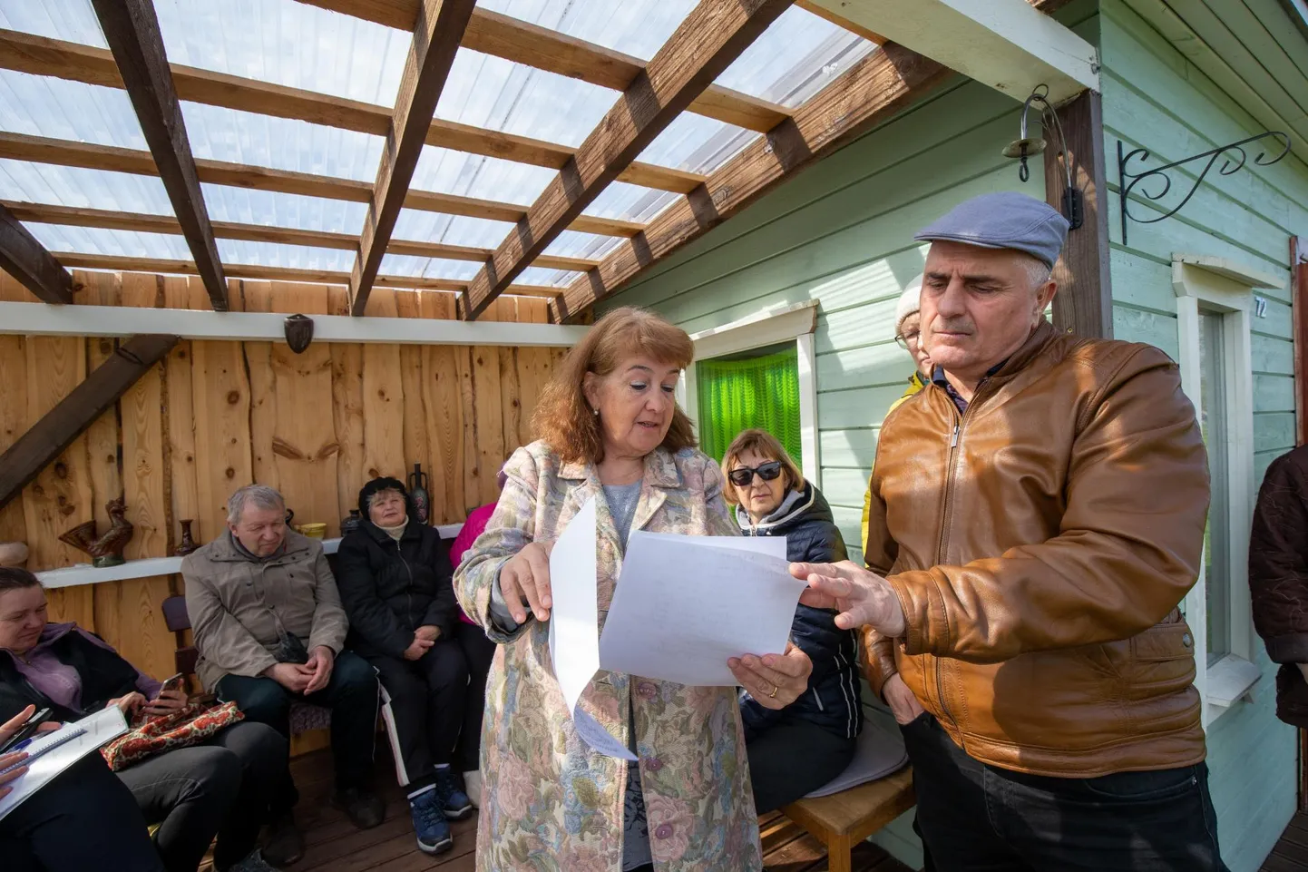 Валентина Кремень (слева), владеющая небольшим огородом в садоводстве Jaamamõisa Aiad, и поддерживающие ее, такие как Бесо Сагарадзе (справа), выступают против некомпетентного, на их взгляд, руководства, занимающегося вопросами этого городского сада.