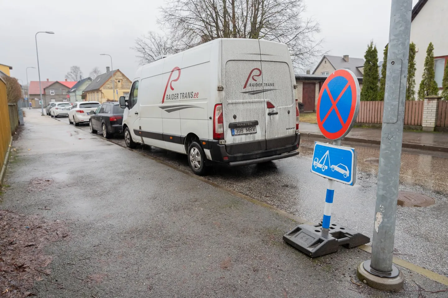 Ajutine peatumise ja parkimise keeld kehtestati Pärnus Kanali tänava lõigul, kui sõiduteel olid kõrged lumevallid.&nbsp;Linnavalitsuse esindaja väitel ei ole olukorras, kus ilm pidevalt vahetub, otstarbekas ajutisi liiklusmärke pidevalt minema viia ega tagasi tuua.