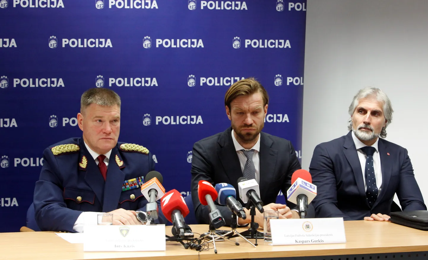 Valsts policijas priekšnieks Ints Ķuzis (no kreisās), Latvijas Futbola federācijas prezidents Kaspars Gorkšs un UEFA pārstāvis Massimiliano Michenzi piedalās Valsts policija sadarbībā ar UEFA (Eiropas Futbola asociāciju savienību) un Latvijas Futbola federāciju rīkotajā preses konferencē par spēļu sarunāšanas lietu.