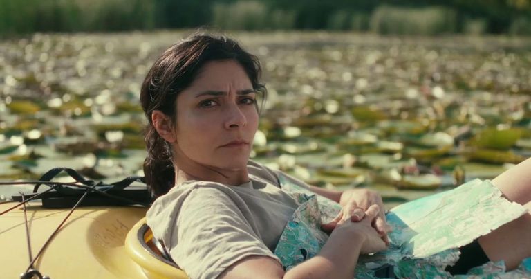 Irāņu aktrise Pega Feridoni Alimas Pagvicas lomā filmā "Aļaska" (2022)