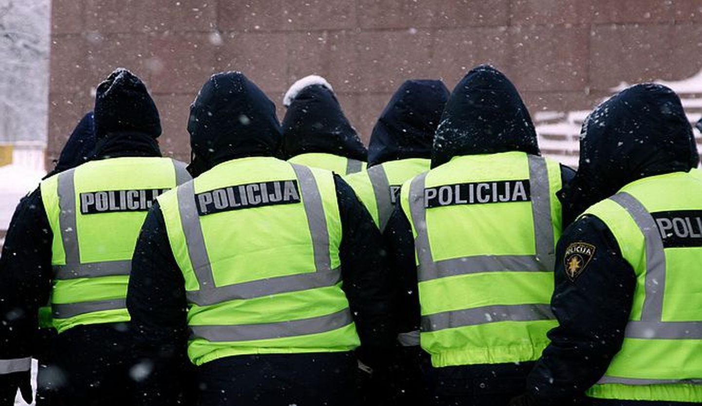 Läti politseinikud lumesajus.