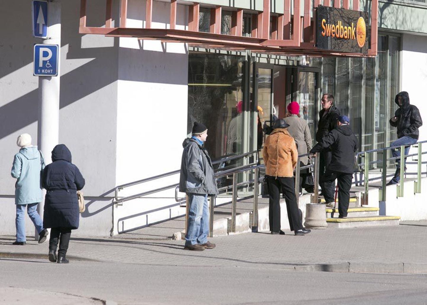 Eile kell 10 Viljandi Swedbanki kontori rahaautomaatide juures pensionipäevale omaseid pikki järjekordi ei olnud.