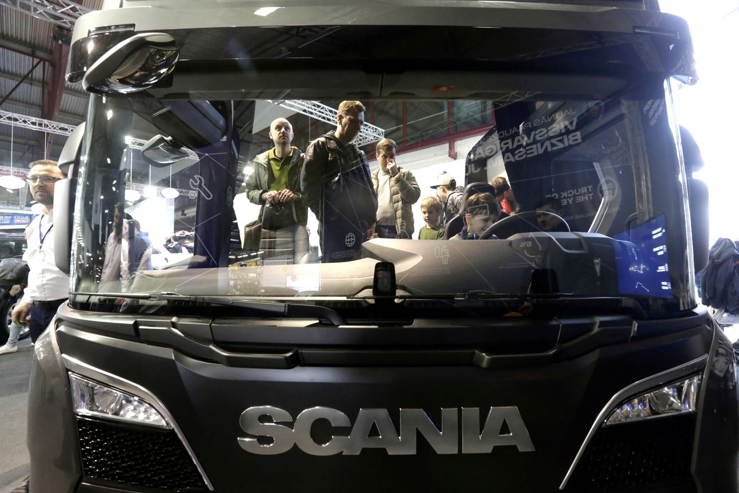Veoauto Scania sõitis sõiduautole sisse. Foto on illustreeriv.