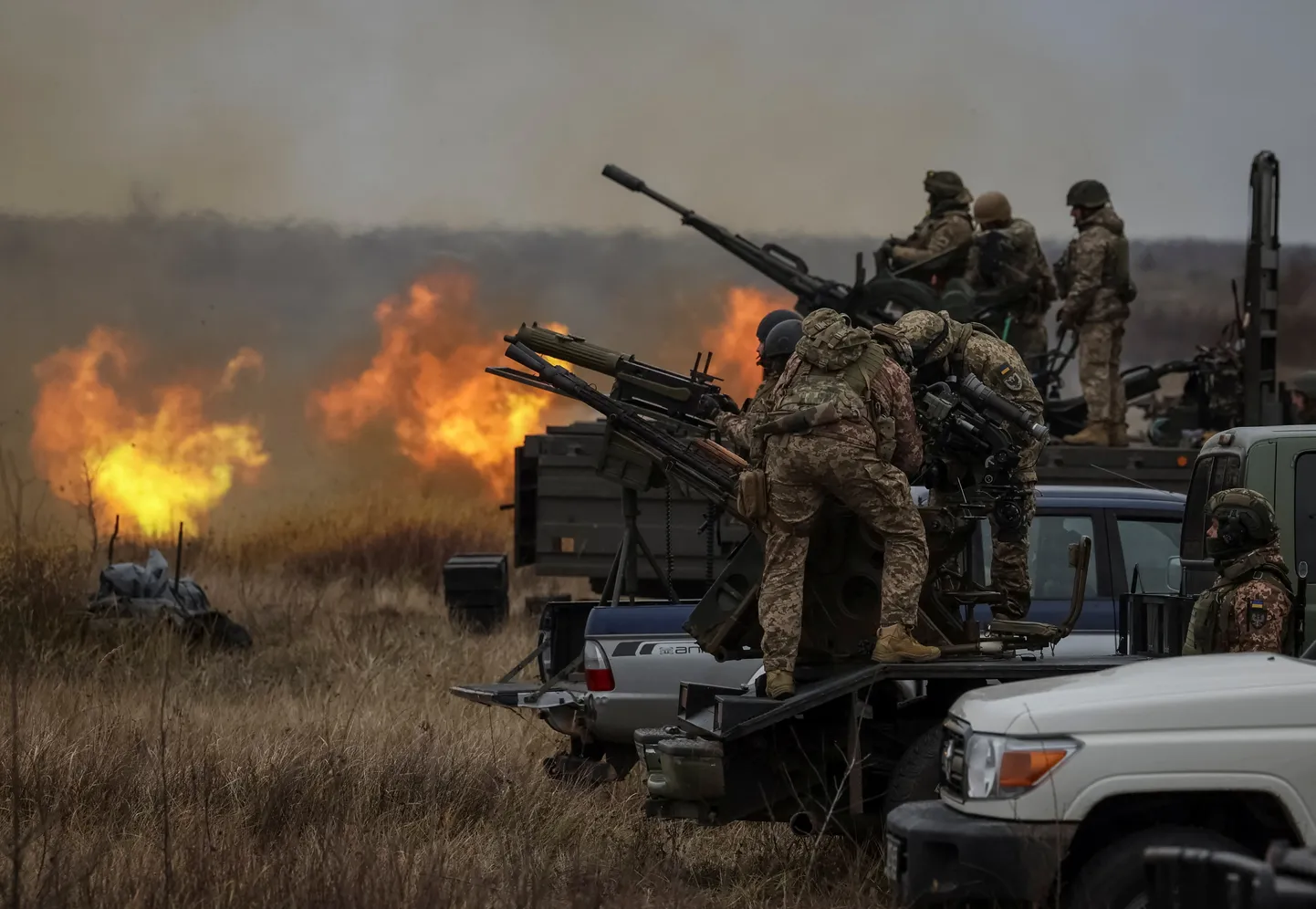 Украинские военнослужащие на фоне участившихся авианалетов армии РФ участвуют в учениях по противовоздушной обороне. Черниговская область, Украина, 11 ноября 2023 года.