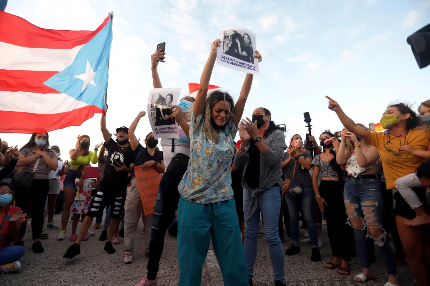 Puerto Ricos tulid inimesed  Keishla Rodriguezi jõhkra mõrva tõttu meelt avaldama. Esiplaanil on tapetud naise õde Bereliz Nichole.