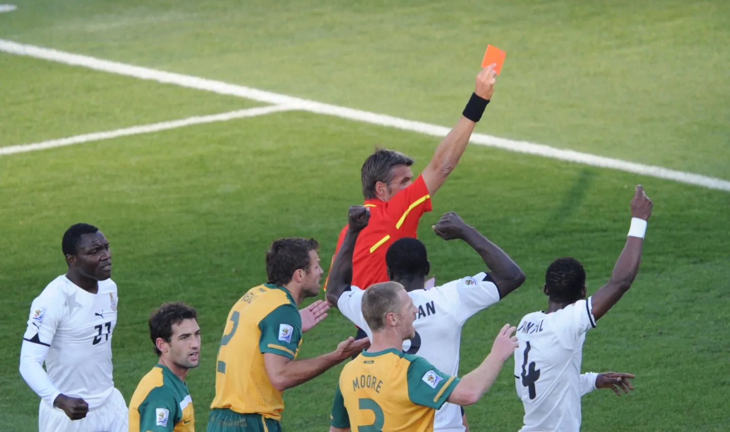 Kohtunik tänases Ghana ja Austraalia vahelises kohtumises punast kaarti näitamas.