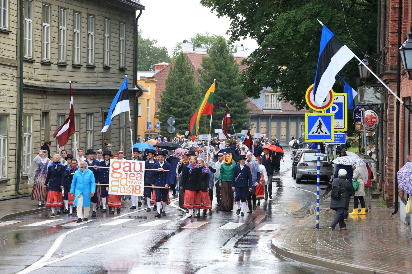 Rahvusvahelise üliõpilasfestivali Gaudeamus laulupeorongkäik eesotsas Jüri Kulasaluga jäi vihma kätte.