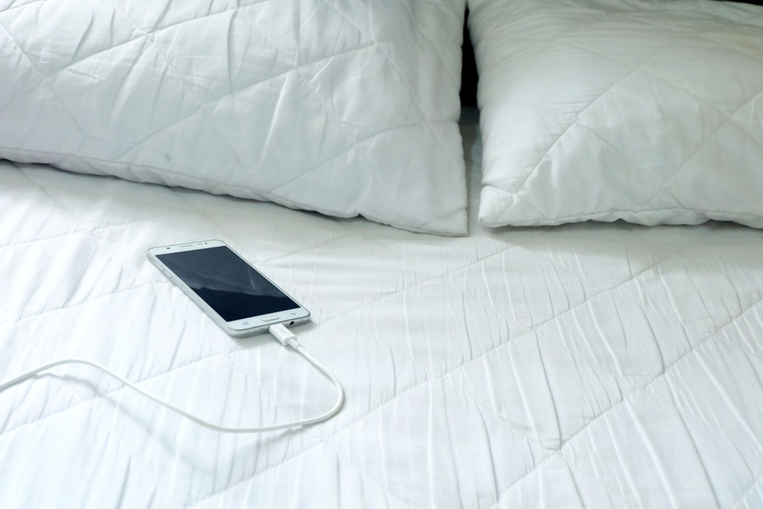 Telefoni ei tohiks jätta laadima voodisse või padja alla.