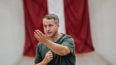 FOTO ⟩ Intars Rešetins par iestudējumu "Indulis un Ārija": "Mums ir jāturas kopā, lai saglabātu savu tautu, vērtības un kultūru"