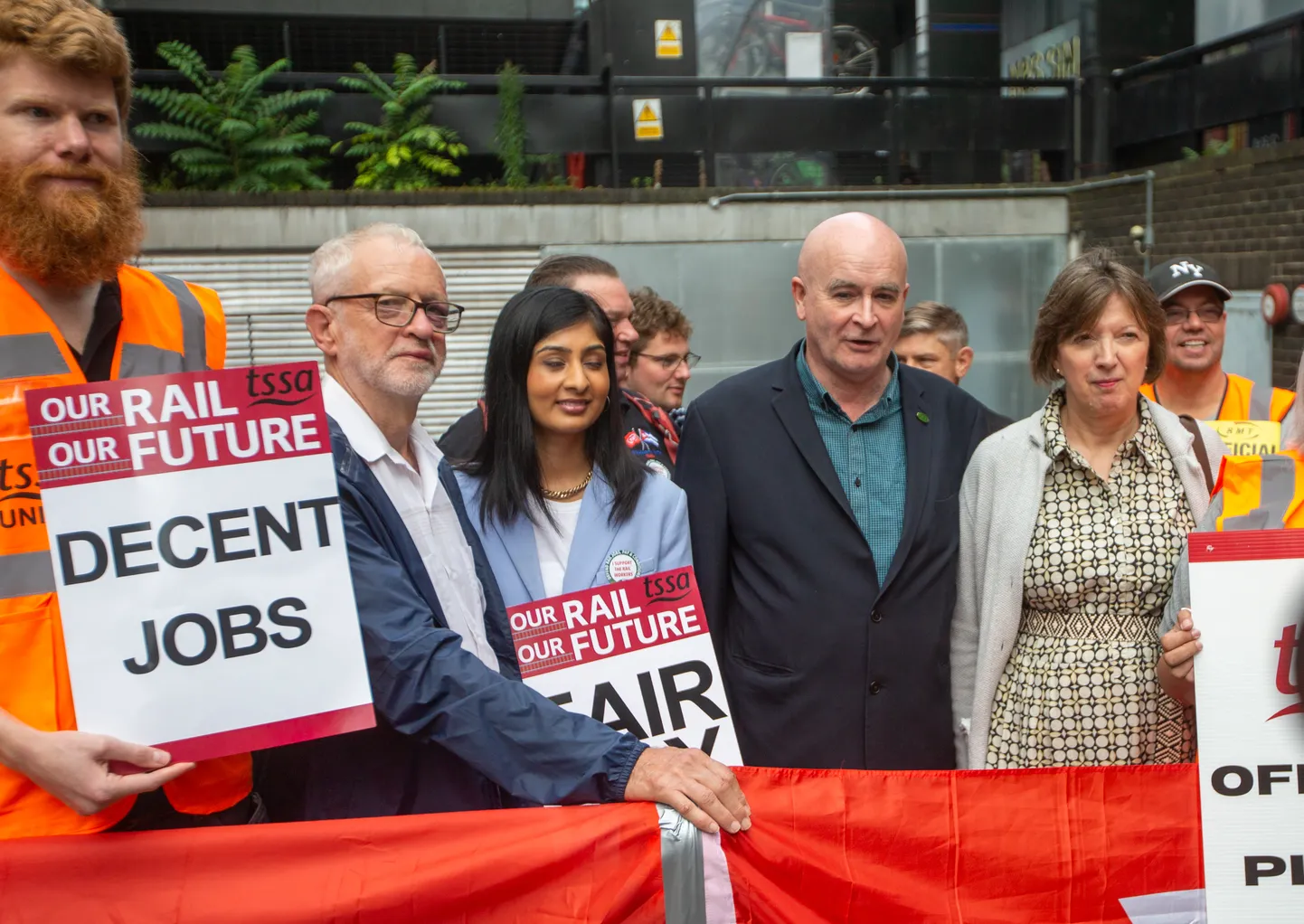 Endine Leiboristliku partei juht Jeremy Corbyn, leiboristide parlamendiliige Zara Sultana ja RMT peasekretär Mick Lynch on näha Eustonis raudtee- ja metrootöötajate streigil.