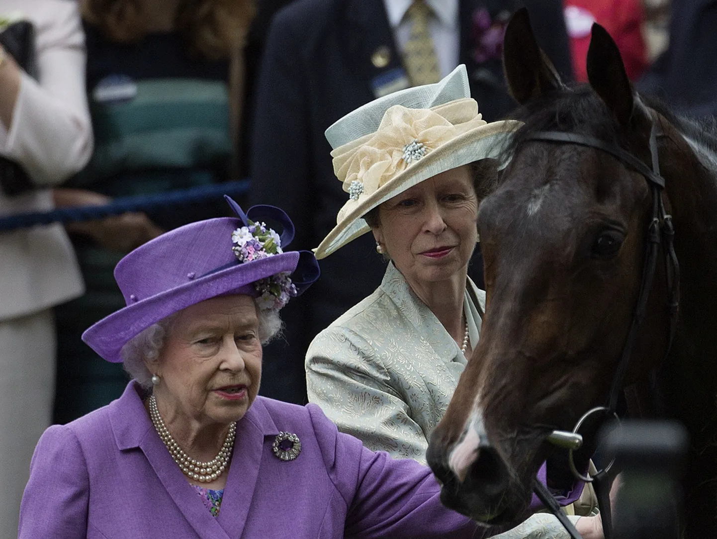 Inglismaa kuninganna Elizabeth II, tema tütar printsess Anne ja kuninganna võistlushobune Estimate.