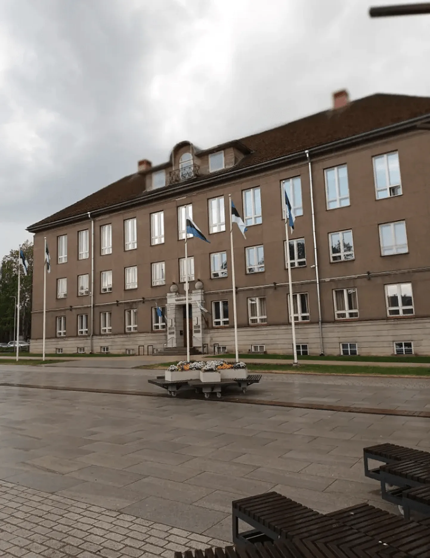 1. juunil 2024 heisati Riigi Kinnisvara hallatava Viljandi riigimaja ees Eesti trikoloor tagupidi masti.