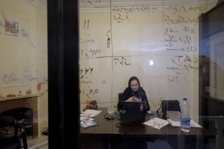 Iraan. Takhfifani nime kandva ettevõtte töötaja Teheranis laua taga. 