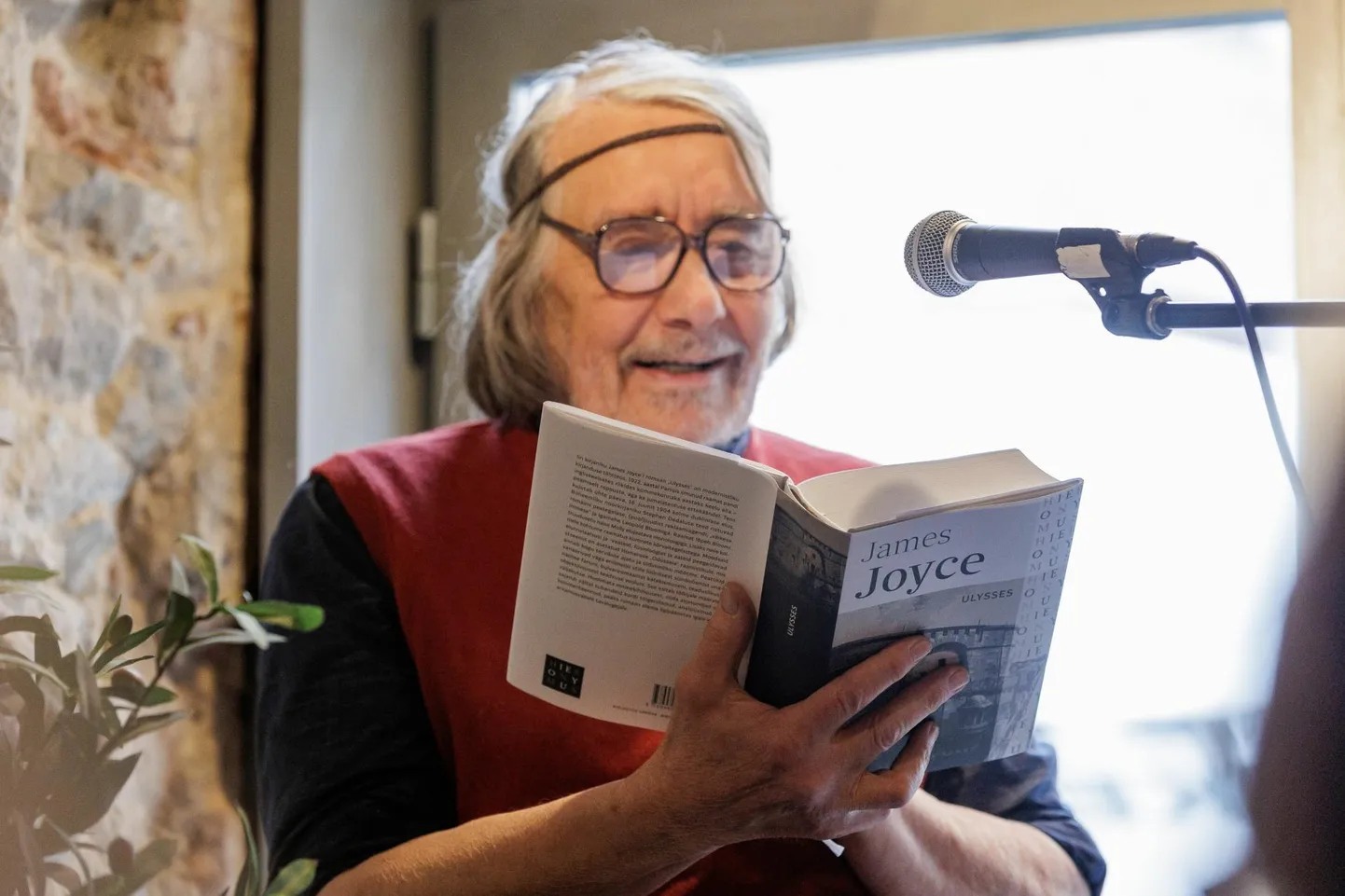 Paul-Eerik Rummo esitles oma tõlgitud James Joyce’i «Ulyssest» Tallinnas Kennedy's pubis juuni keskel.