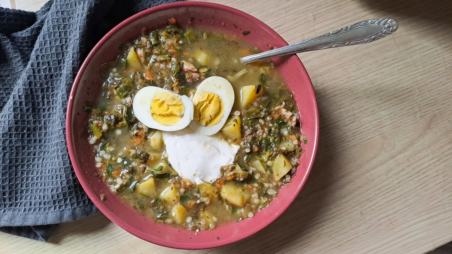 Skābeņu-dārza zaļumu zupa ar kūpinātu vistu un pērļu grūbām