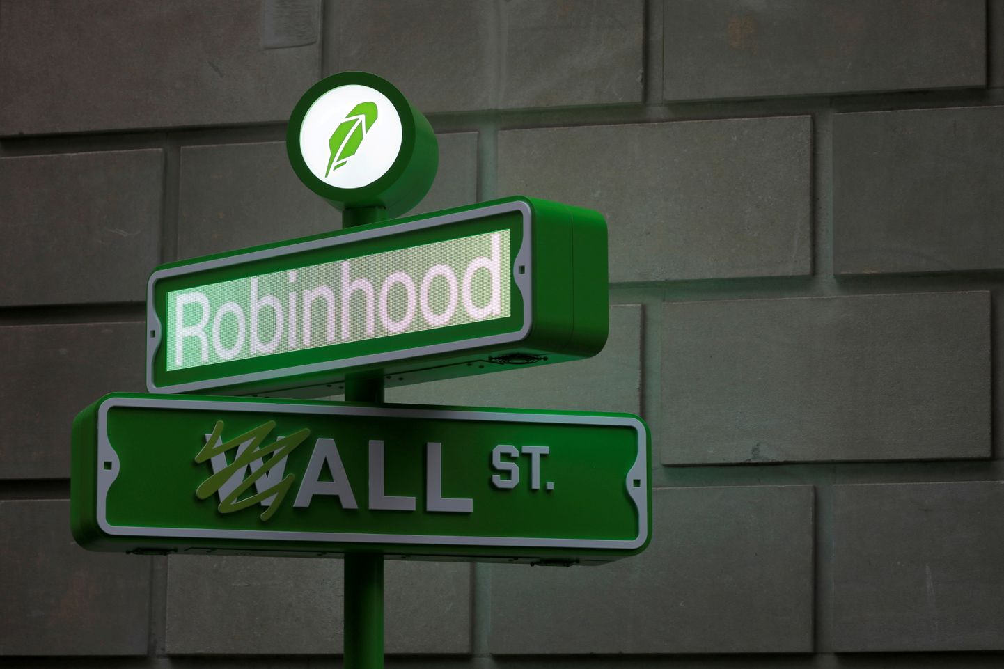 End Wall Streetile vastanduvate väikeinvestorite lemmikmaaklerfirma Robinhoodi aktsia tõusis eile poole võrra