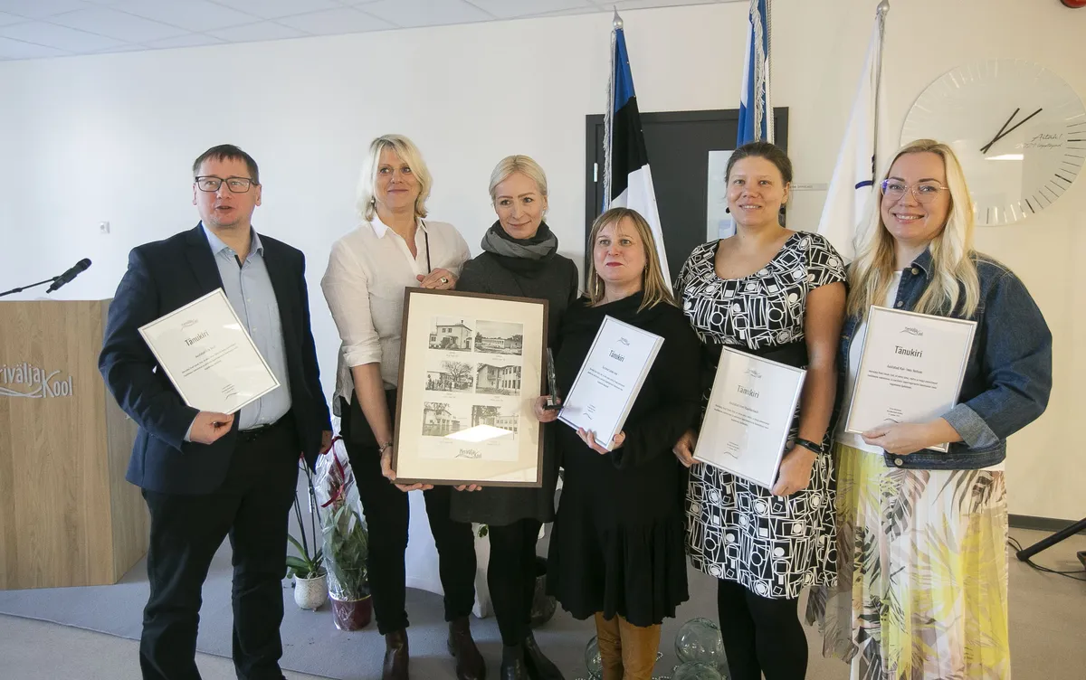 Keskel Merivälja Seltsi eestvedajad Külli Kroon ja Lembe Levo.