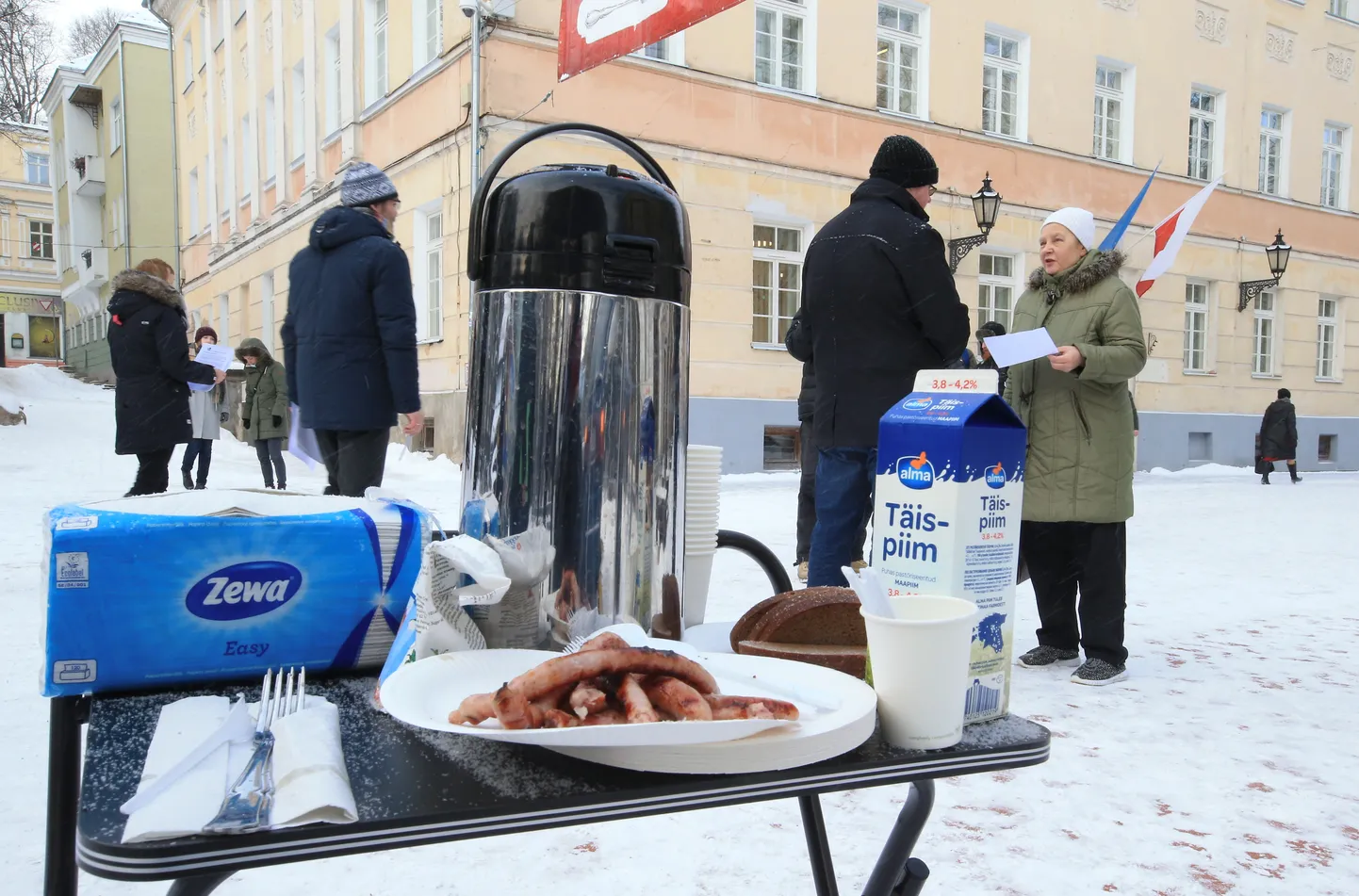 Meeleavaldajad grillisid lihakombinaadi toetuseks Rakvere vorstikesi.