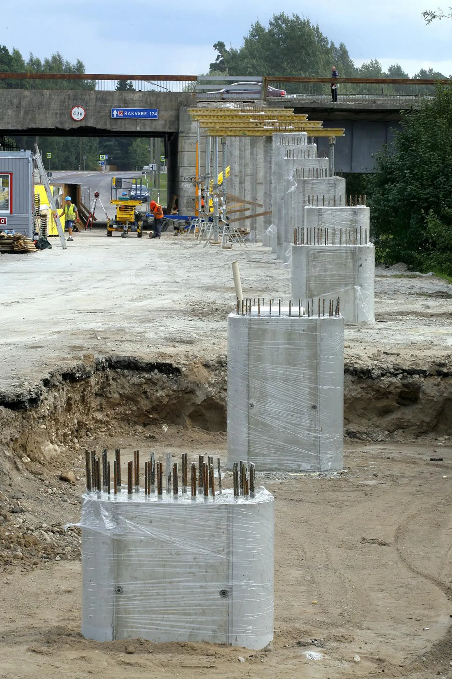 Papiniidu sillale rajatav kaldtee ehk pandus, kui kasutada peenemat nime, valmib mürinal. Esimene pilt on tehtud eile, 17. augustil, teine pilt aga 12. augustil.