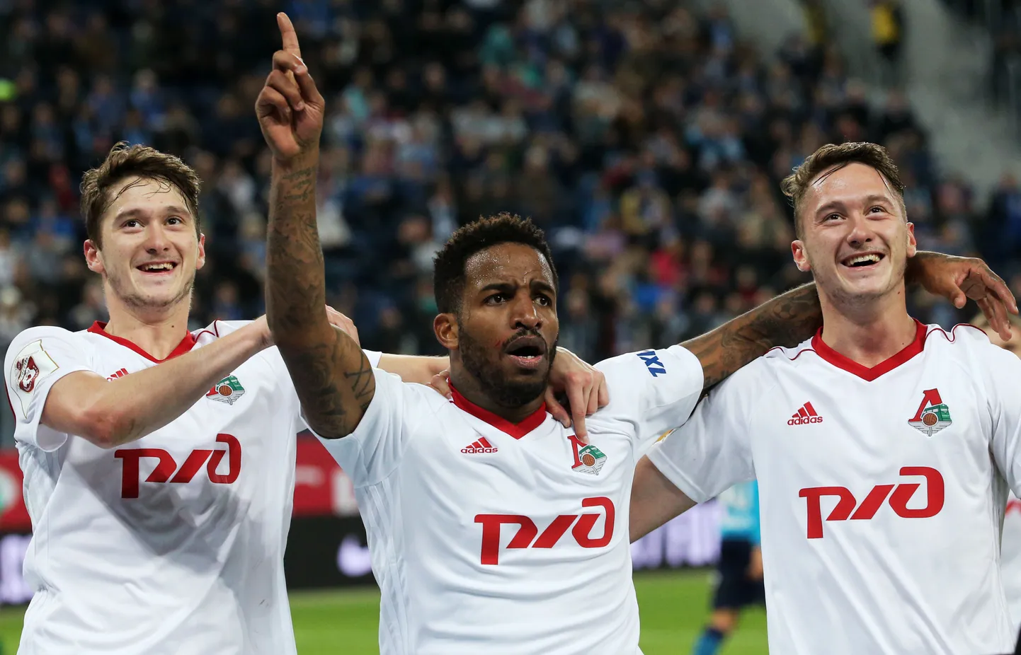 Anton Mirantšuk (paremal) koos kaksikvend Aleksei ja Jeffersoni Farfaniga laupäevases 3:0 võidumängus Peterburi Zenidi üle.