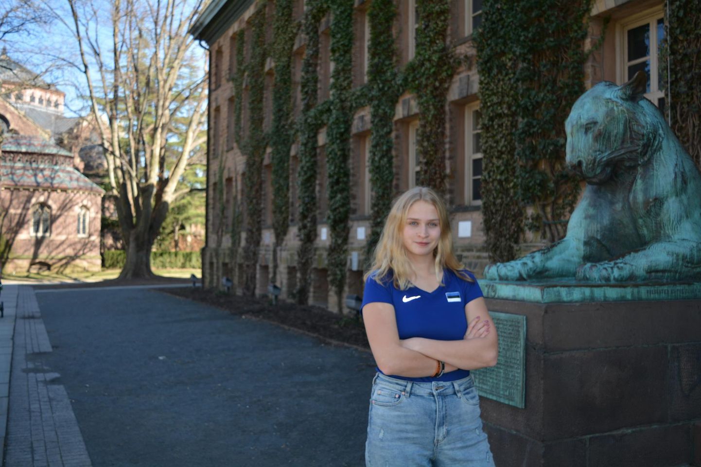 Greta Jaanson Princetoni ülikooli ees.