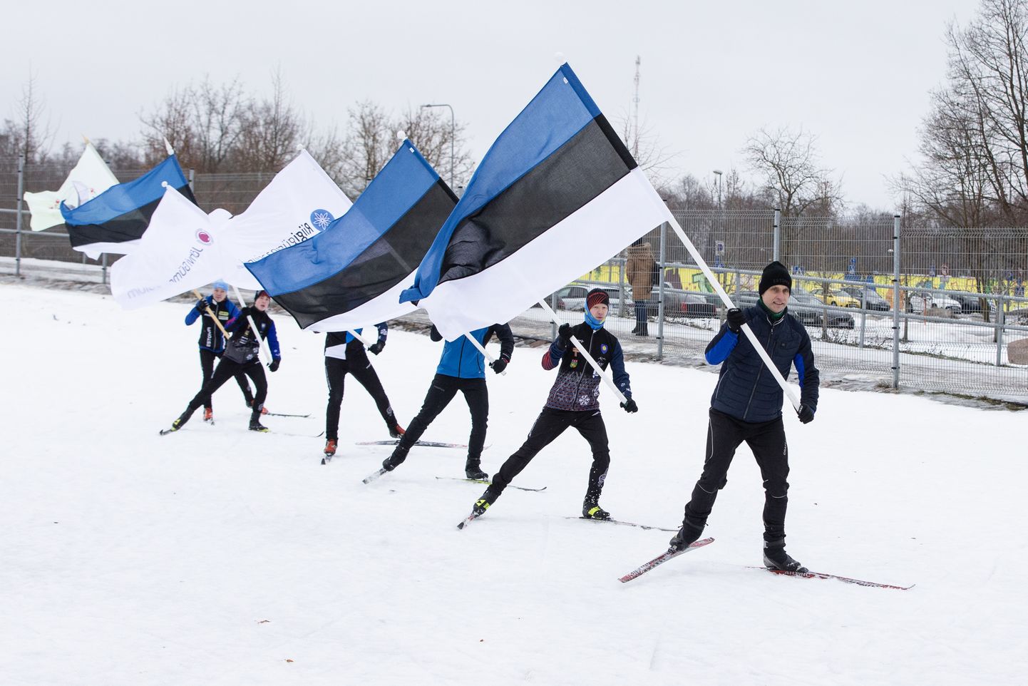 В начале церемонии лучшие спортсмены школ и учитель физкультуры гимназии Прийт Палмет на лыжах доставили флаги.