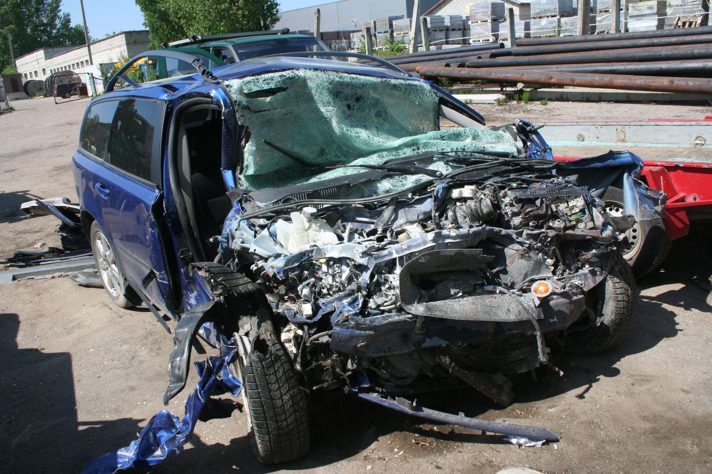 Kui auto on niivõrd kannatada saanud, saavad liikluseksperdid sealt ikka mingisuguse info kätte. Liiklusõnnetus Pärnus.