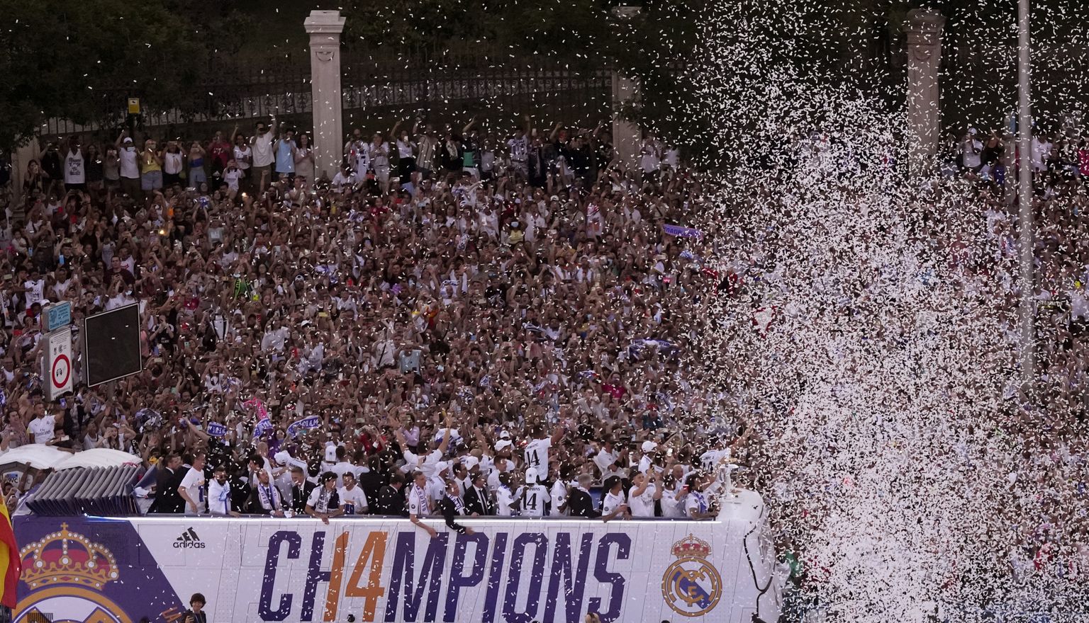 Болельщики "Реала" празднуют победу.