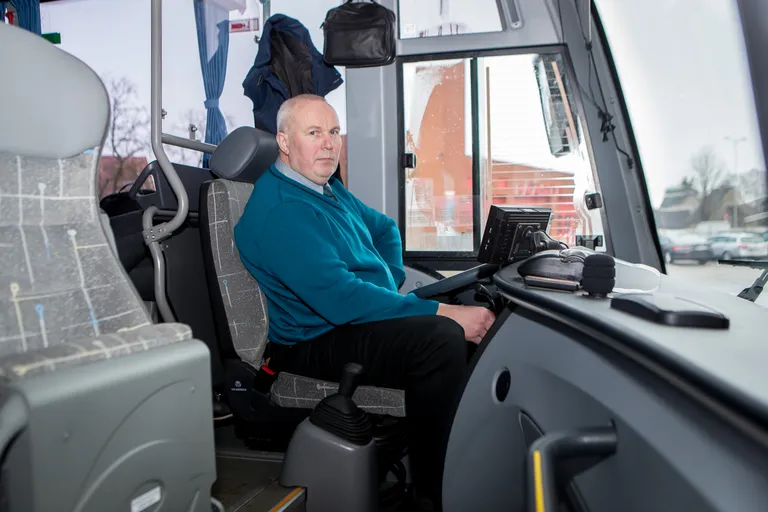 PROOVIGU UUESTI: Bussijuht Riho Leppiku sõnul näitas bussijuhtide hulgas tehtud küsitlus, et murdesõnadega kujundus ei meeldinud vastanutest kellelegi ja parem oleks, kui vald mingi uue disaini leiaks.