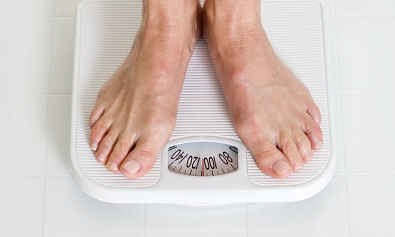 Почему весы показывают разный вес при повторном. Весы напольные ноги. Весы для взвешивания. Ноги на электронных весах. Ноги на весу.