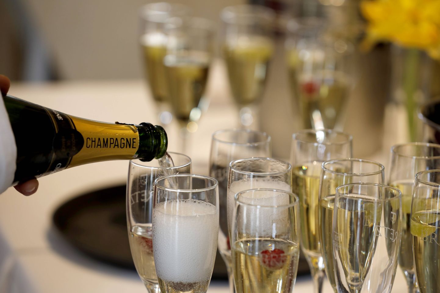 Šampanja: elukalliduskriisi ajal vähendavad inimesed ka alkoholi tarbimist.
