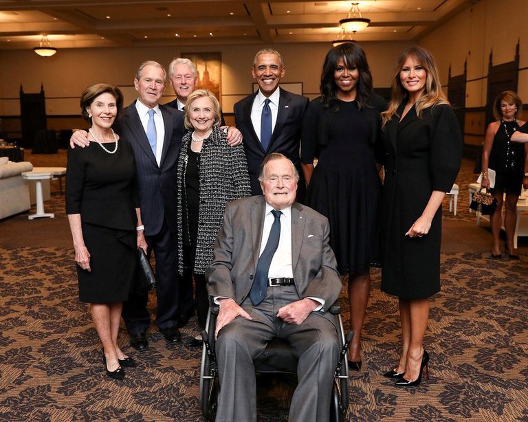 Bijušie ASV prezidenti un bijušās ASV pirmās lēdijas. No kreisās: Laura Buša, Džordžs Bušs, Bils Klintons, Hilarija Klintone, Baraks Obama, Mišela Obama un tobrīd ASV pirmā lēdija Melānija Trampa pozē kopā ar bijušo ASV prezidentu Džordžu H. W. Bušu bijušās pirmās lēdijas Barbaras Bušas bērēs Hjūstonā.