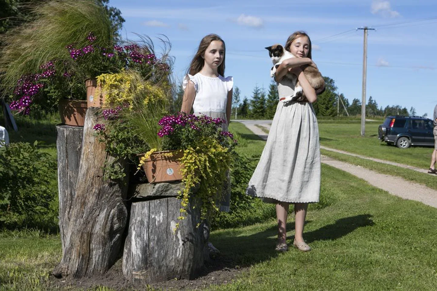 Nõrga talu peretütred Annika (vasakul) ja Annabel on maast madalast lillede keskel kasvanud ning oskavad nendest targalt kõnelda.