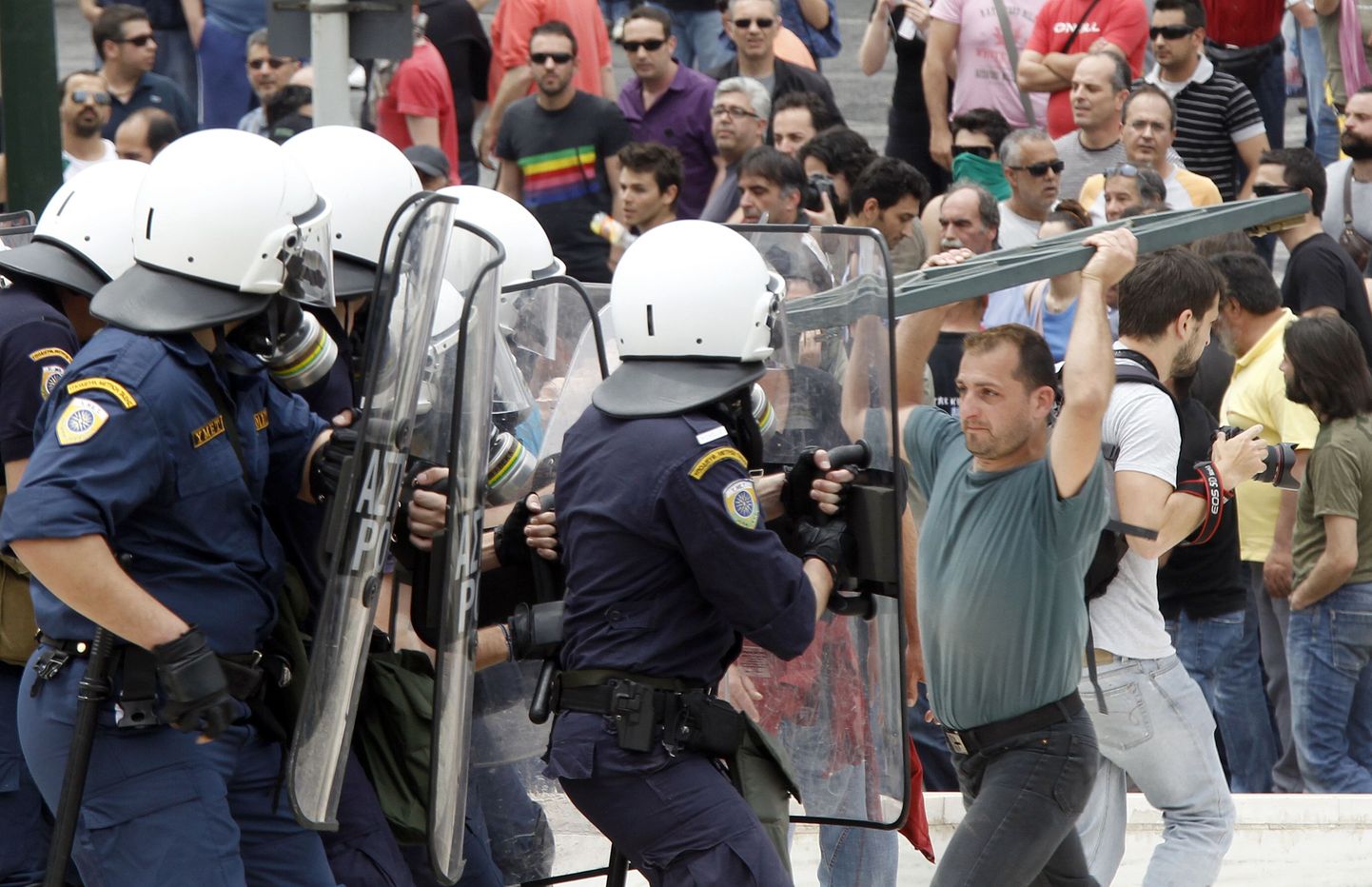 Meeleavaldus Kreekas võttis verise pöörde.