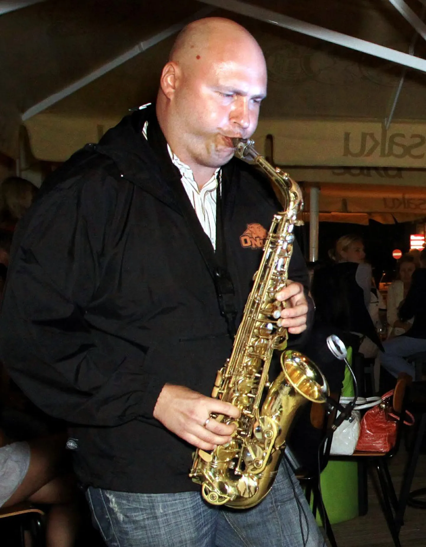 Saksofoni mängib Ivo Lille.