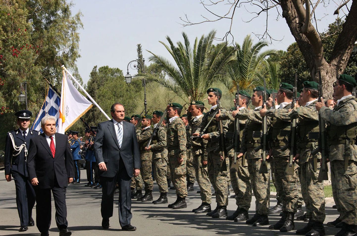 Küprose president Demetris Christofias (vasakul) ja Kreeka peaminister Costas Karamanlis auvahtkonna eest Nicosia presidendipalee juures läbi sammumas.