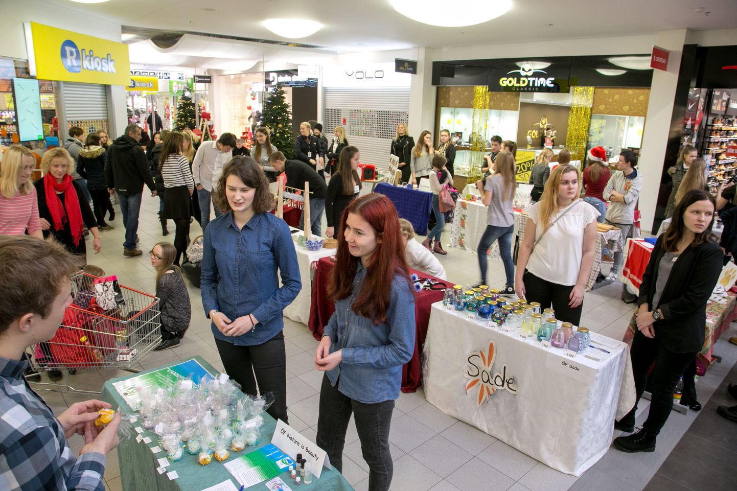 Detsembris kasvas hoogsalt ka jaemüük väljaspool kauplusi, näiteks kioskitest ja müügilettidelt. Pildil Pärnu õpilasfirmade jõulumüük kaubanduskeskuses.