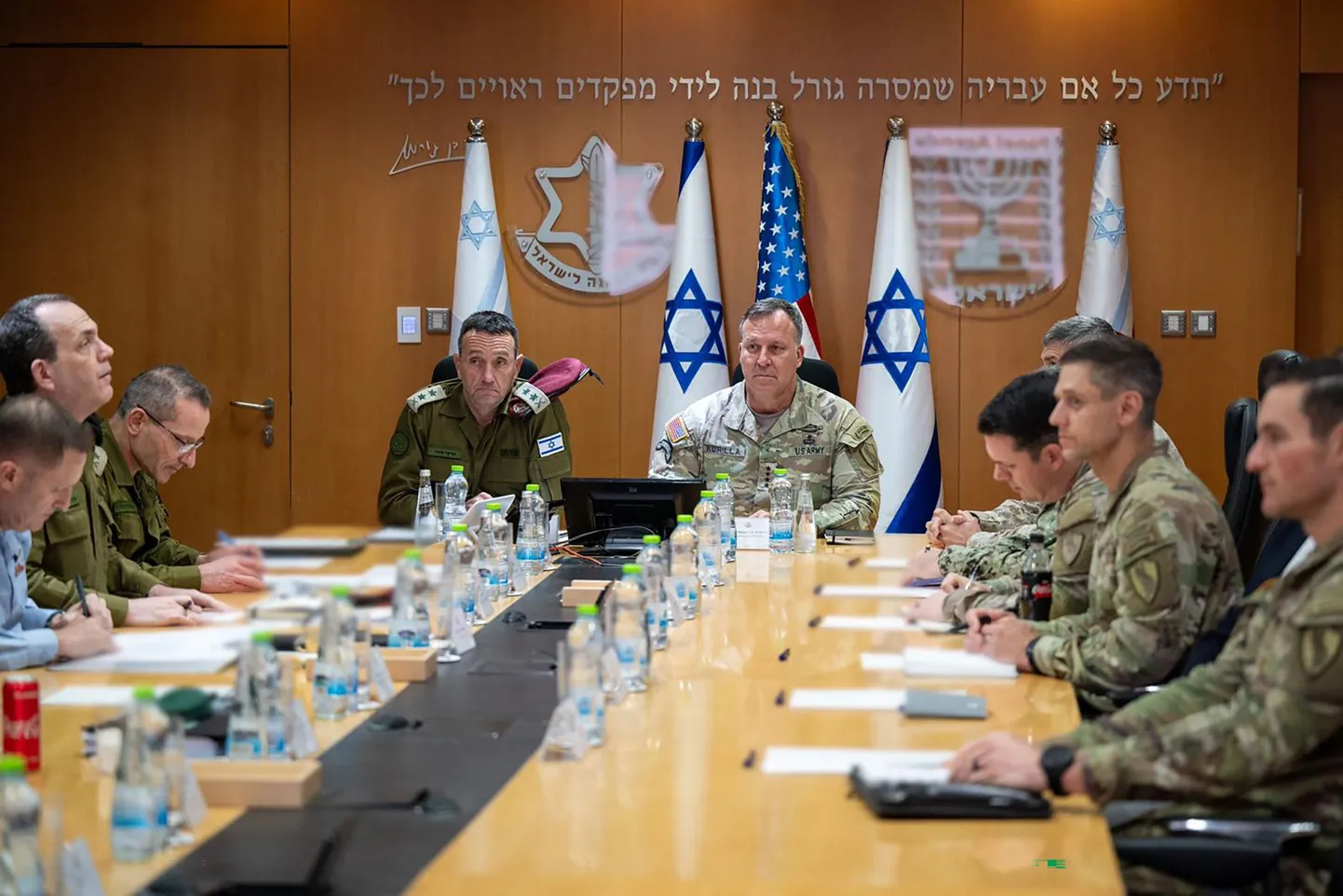 Iisraeli armee 15. jaanuaril avaldatud fotol on USA armee kindral ja keskväejuhatuse ülem kindral Michael Kurilla (paremal), kes kohtus oma iisraeli kolleegi Herzi Haleviga. Kurilla siirdus Iisraelist edasi Süüriasse kohtuma kurdide esindajatega.