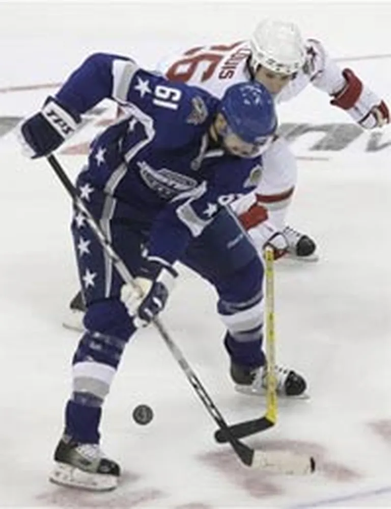 Ar ripu viens no Rietumu komandas rezultatīvākajiem spēlētājiem Riks Nešs no "Blue Jackets". Viņu cenšas kavēt Martins Senluī no "Lightning".