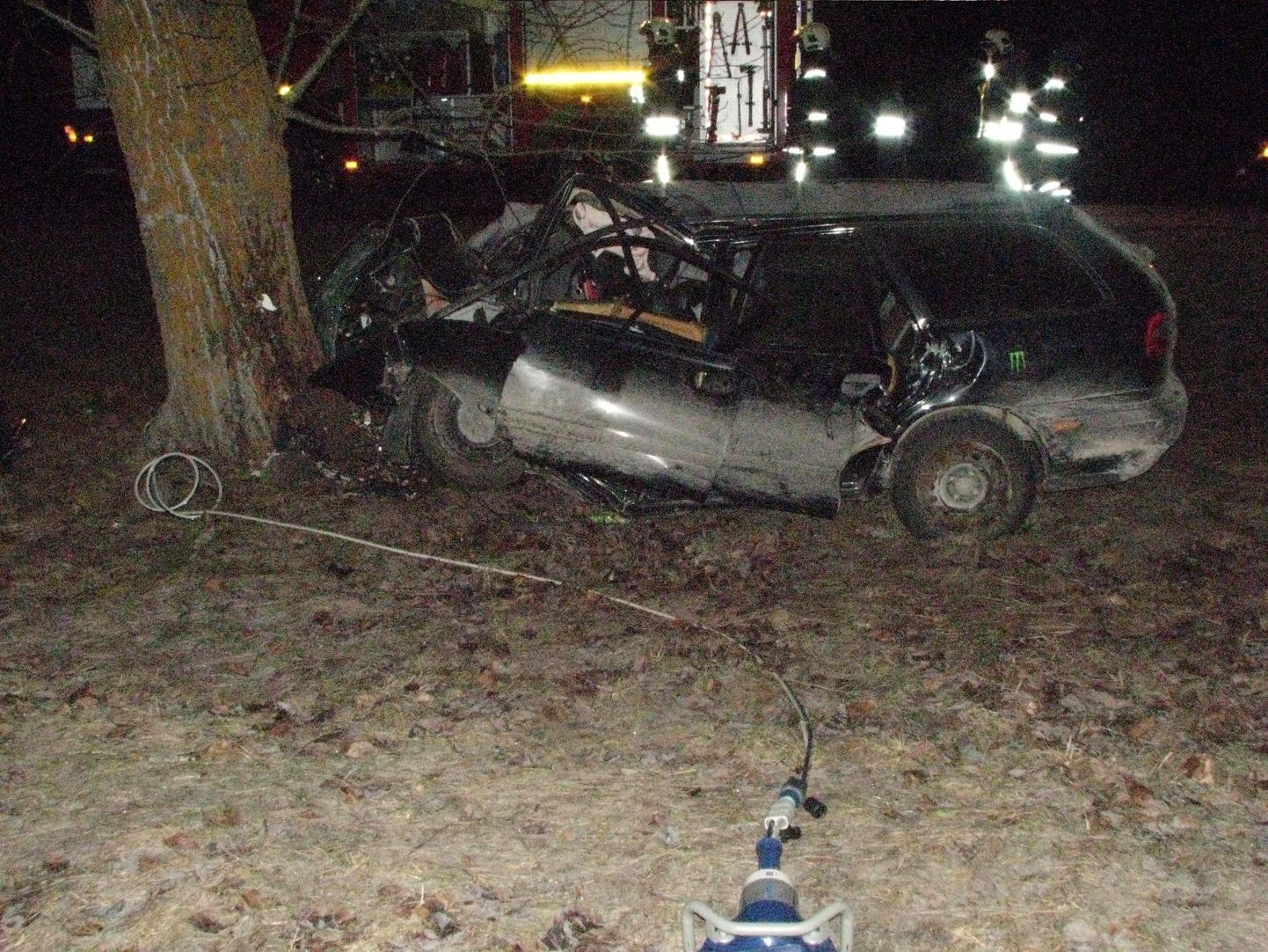 Фото с места ДТП. Автомобиль Volvo V40 врезался в дерево.