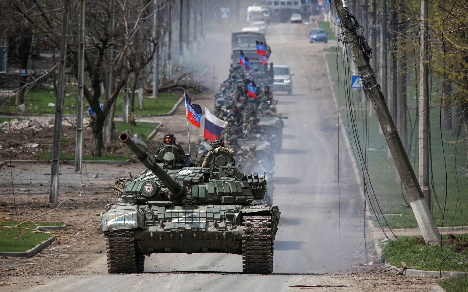 Vene sõjamasinate kolonn Mariupolis.