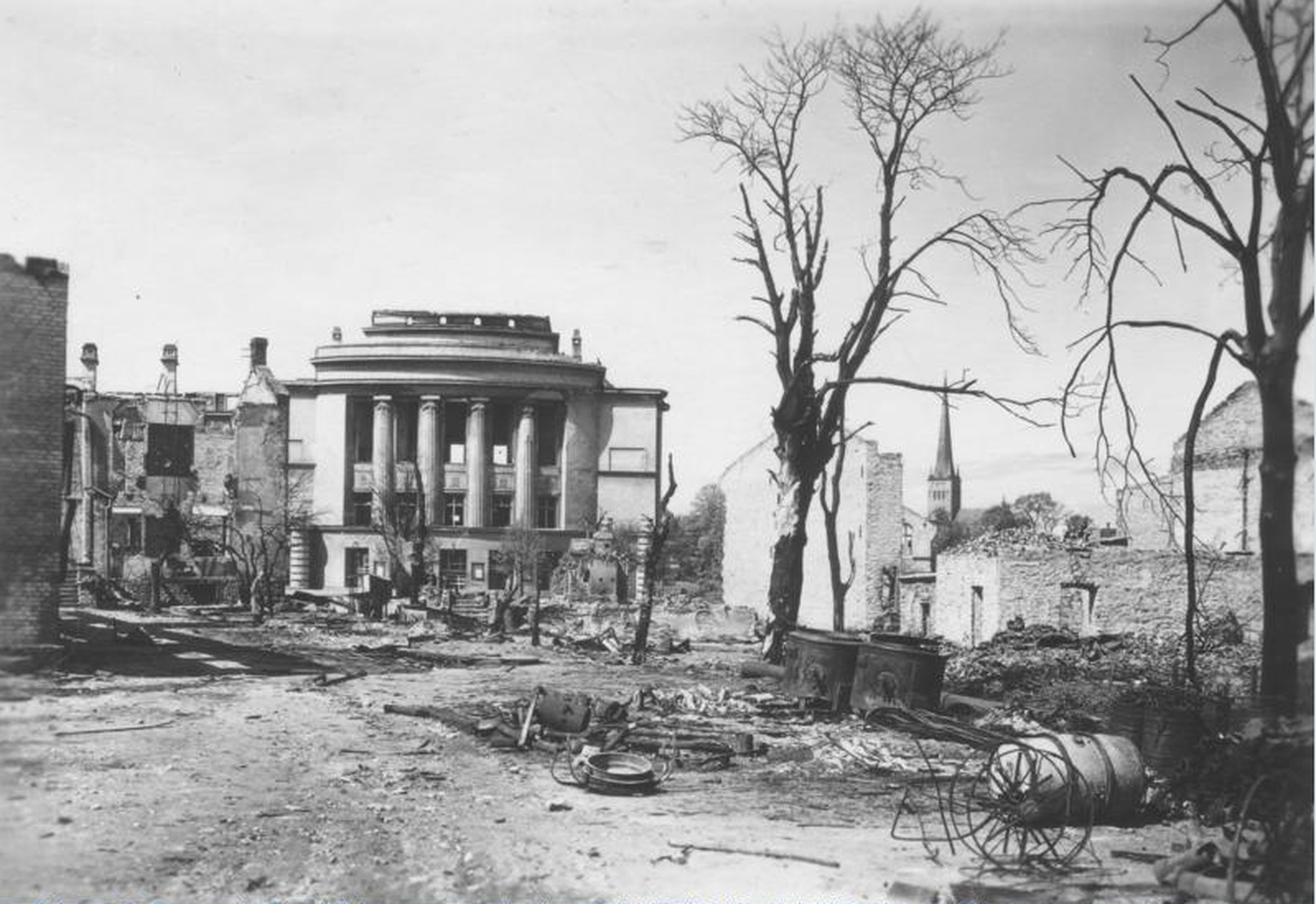 Estonia teater pärast pommitamist.