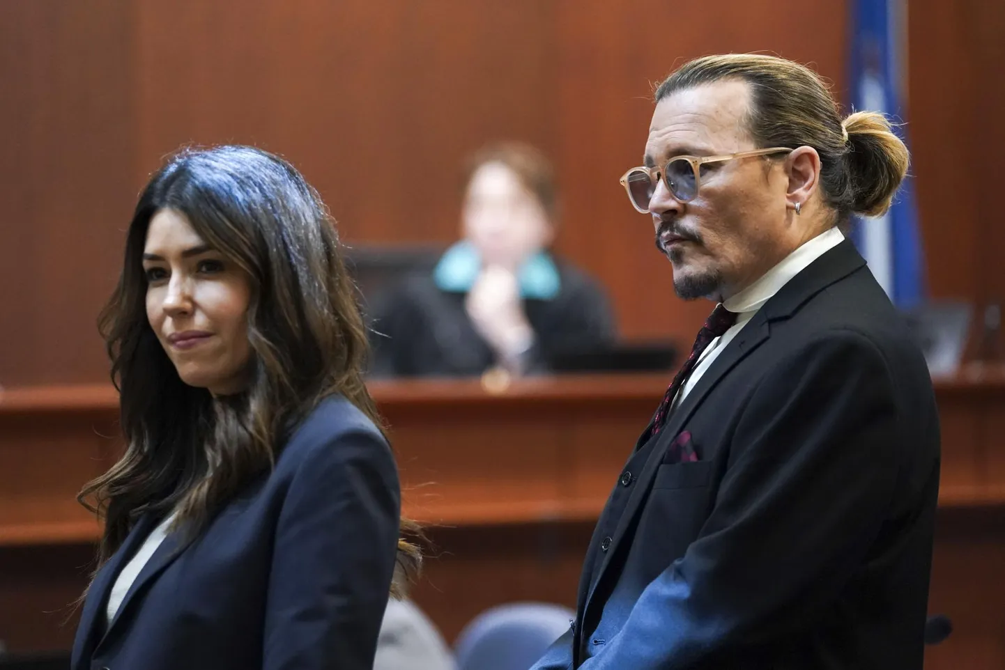 Johnny Depp ja tema advokaat Camille Vasquez istungi viimasel päeval. Depp otsuse väljakuulutamisele kohale ei ilmunud.